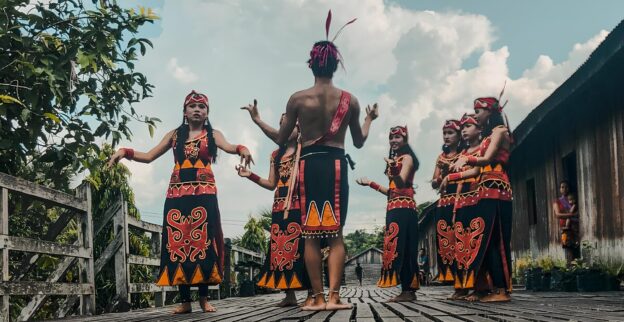 Nama Tarian Daerah Beserta Asalnya – Indonesia adalah negara yang sangat kaya akan keberagaman budayanya. Keanekaragaman budaya di Indonesia mencakup berbagai elemen seperti bahasa, adat istiadat, seni, musik, tari, agama, serta tradisi-tradisi unik.